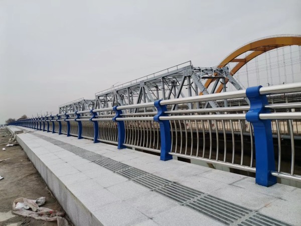 不銹鋼復(fù)合管橋梁護(hù)欄